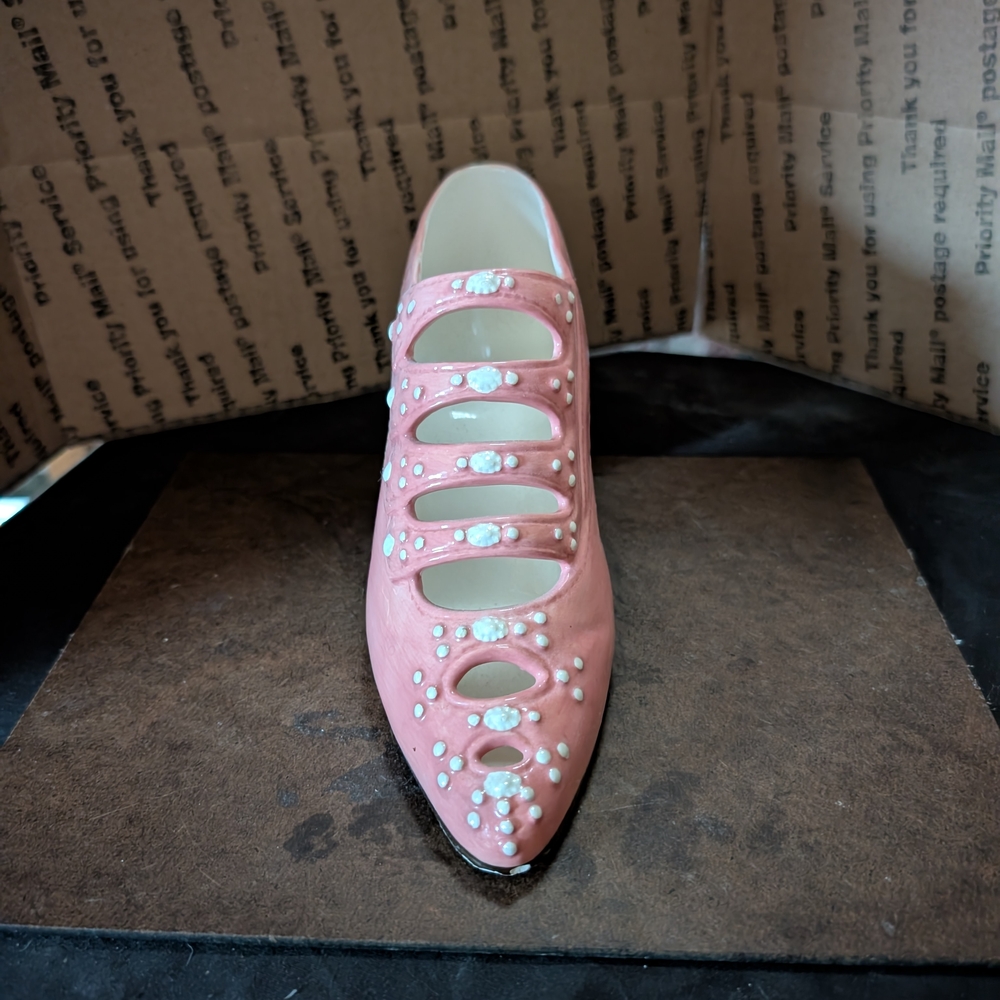 Chic Pink Women's Ceramic Vase - Picture 2 of 4